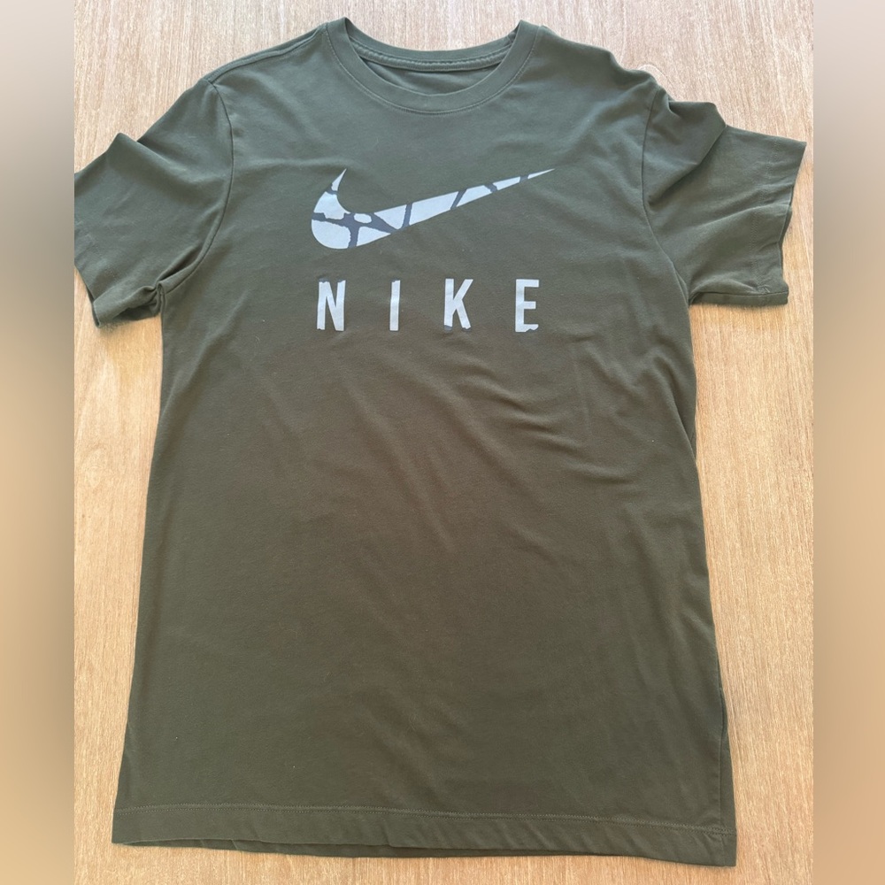 Nike Men's T-Shirt Size Small Green - NWOT - Dri fit Athletic Shirt